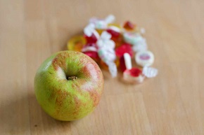 © Vesch NI | Apfel und Bonbons auf Tisch