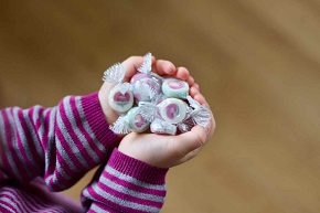 © Vesch NI | Kinderhaende mit Bonbons