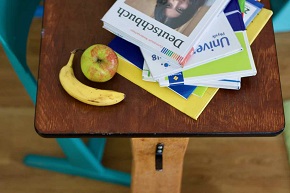 © Vesch NI | Schreibtisch mit Obst und Schulbuch