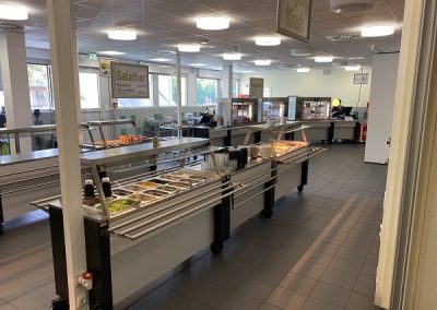 Essenausgabe der Heinrich Nordhoff Gesamtschule, Wolfsburg mit Salatbüfett im Vordergrund