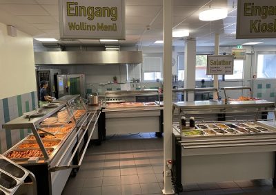 Mensa-Ausgabe mit warmen Speisen und Salatbüfett der Heinrich Nordhoff Gesamtschule, Wolfsburg