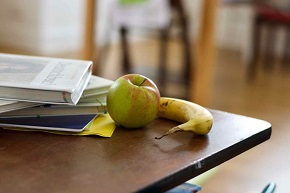 © Vesch NI | Obst und Schulbücher auf Schreibtisch