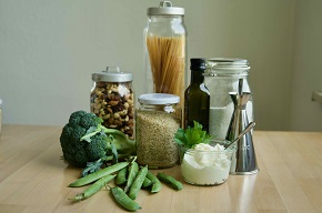 © Vesch NI | Pflanzenbasierte Lebensmittelauswahl mit gruenem Gemuese